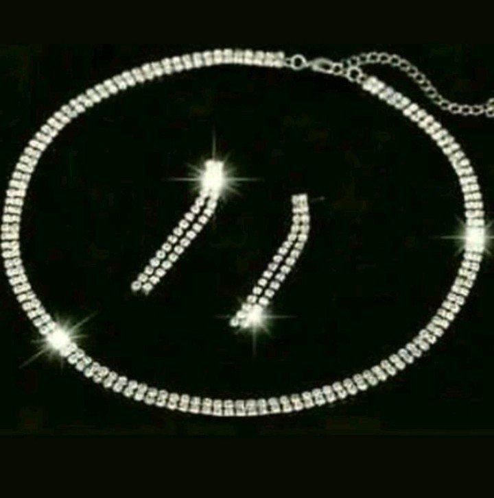 Nieuw mooie strass set,ketting en oorbellen, Ophalen of Verzenden, Nieuw, Zilver, Kunststof