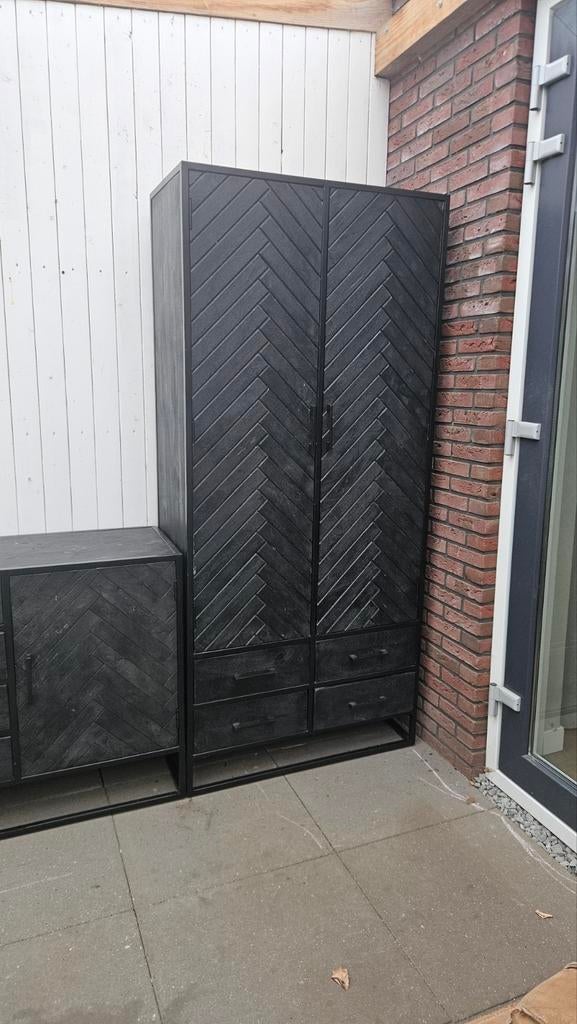 Zwarte houten kast en dressoir set met visgraatmotief, Overige houtsoorten, 100 tot 150 cm, Ophalen of Verzenden, Zo goed als nieuw