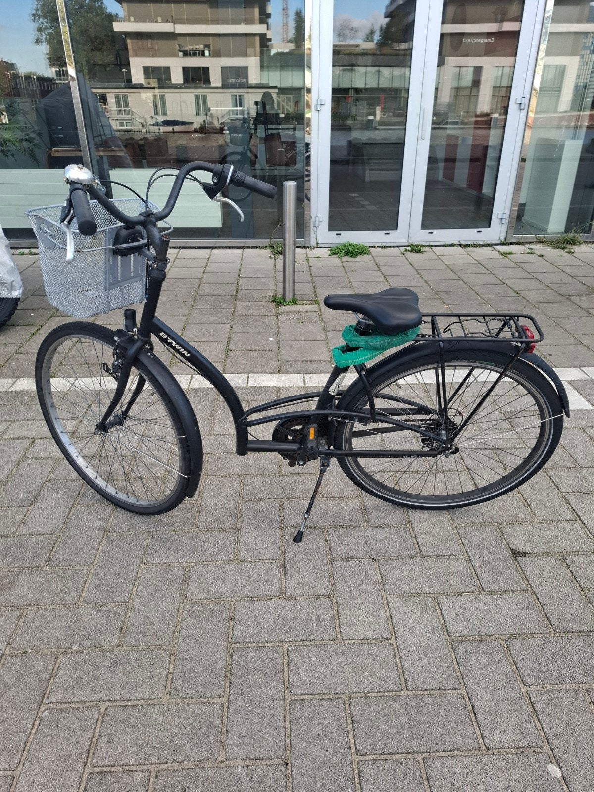 Black B'Twin bike with a basket and handle brake, Gebruikt, Velgrem, Versnellingen, 50 tot 53 cm