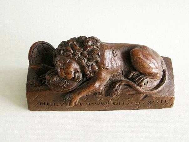 Antiek houten snijwerkje – Leeuwenmonument in Luzern (#3700), Overige onderwerpen, Houtsnijwerk, Minder dan 20 cm, Verzenden