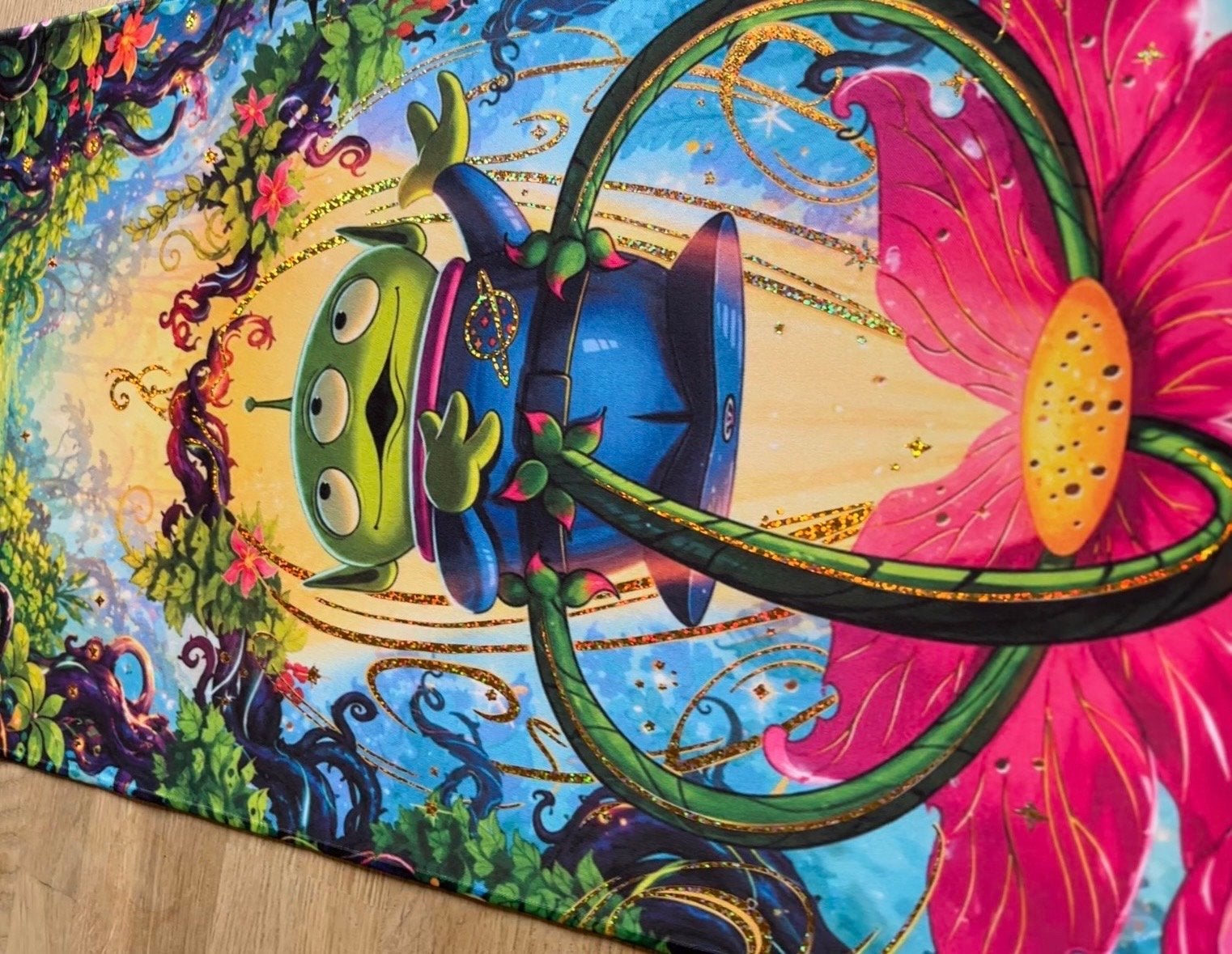 TCG Playmat Lorcana Toy Story Alien Enchanted Gouden Foil, Ophalen of Verzenden, Zo goed als nieuw, Overige typen, Foil