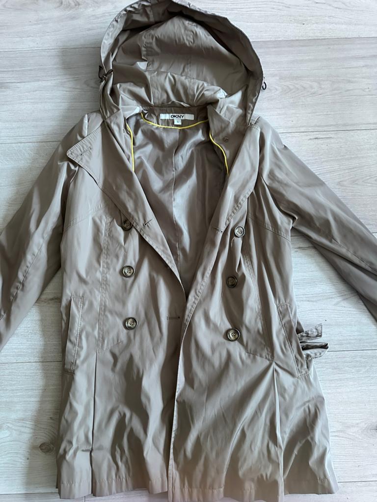 DKNY Beige Trenchcoat met Capuchon - Maat S, Ophalen of Verzenden, Zo goed als nieuw, Maat 38/40 (M), Beige