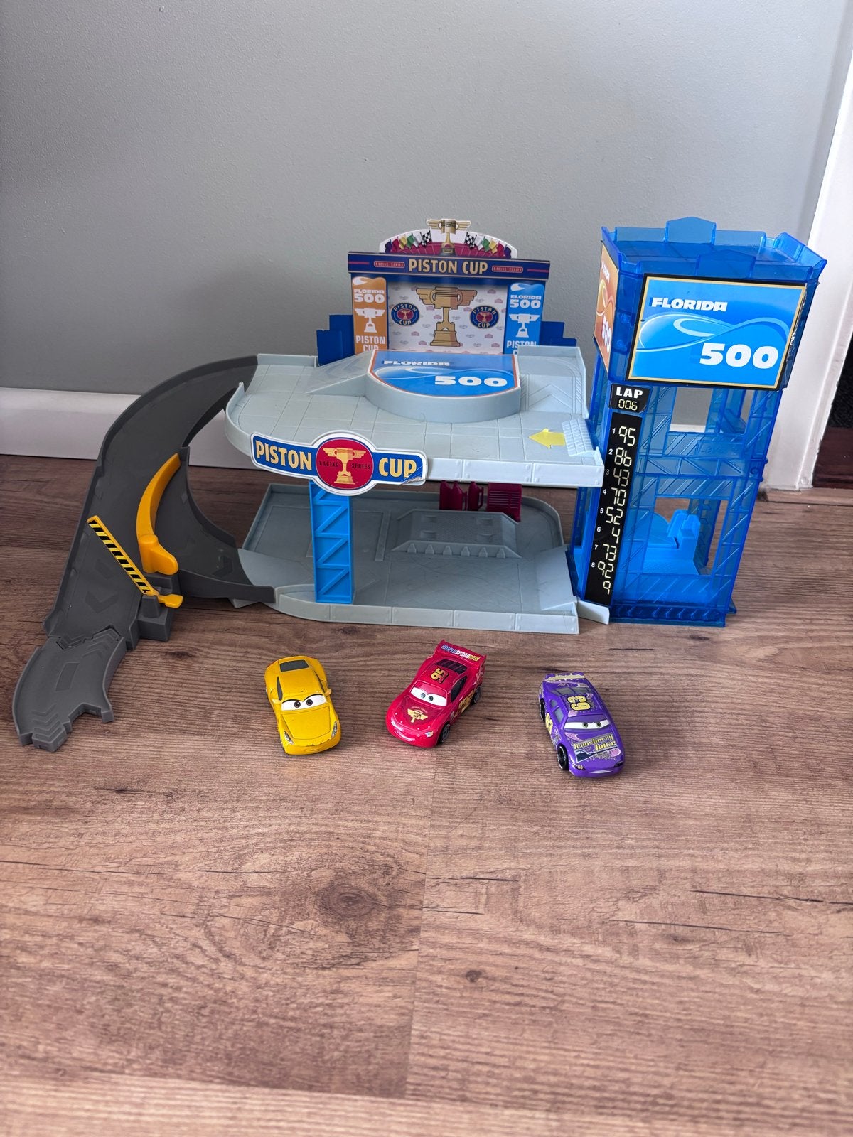 Disney Cars Piston Cup Racebaan met 3 auto's, Overige aandrijving, Ophalen, Overige merken, Racebaan