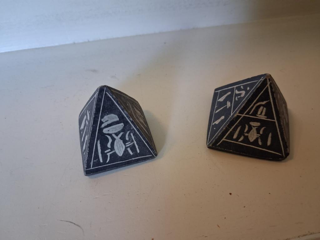 2 Piramide Decoratie - Geen Antiek, Ophalen of Verzenden, Oosters, Steen/keramiek, Gebruikt