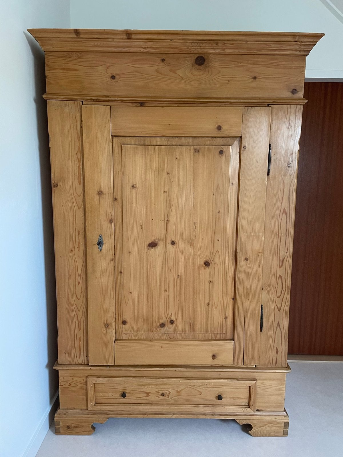 Antieke grenen kast met lade, Ophalen