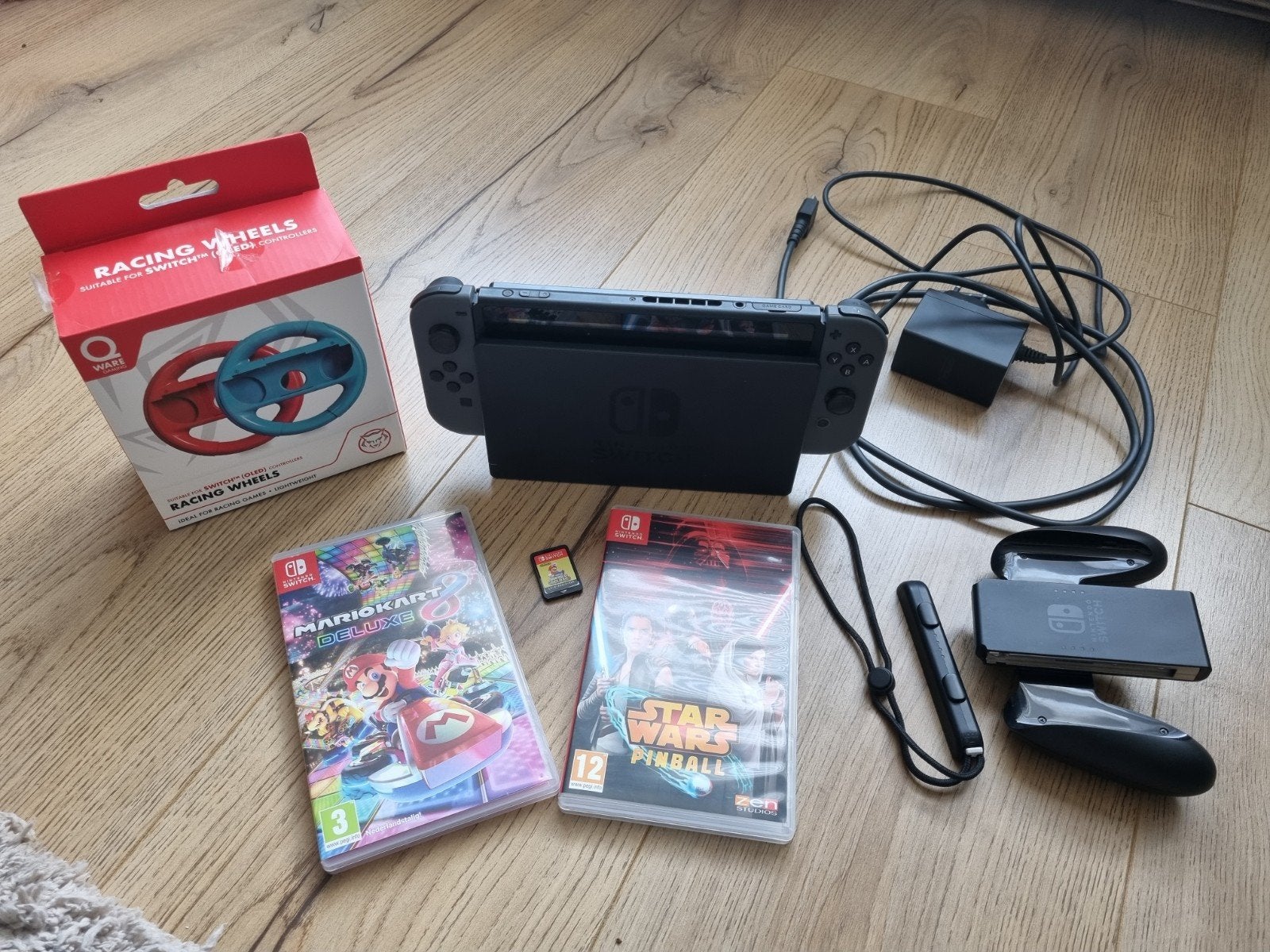 Nintendo Switch zeer weinig gebruikt + 3 games + Mario Kart, Spelcomputers en Games, Ophalen, Zo goed als nieuw, Switch Original