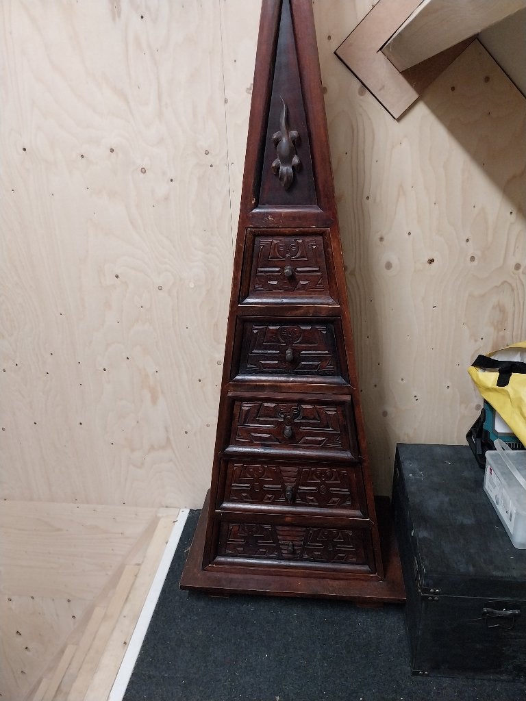 Houten piramide ladenkast, Ophalen