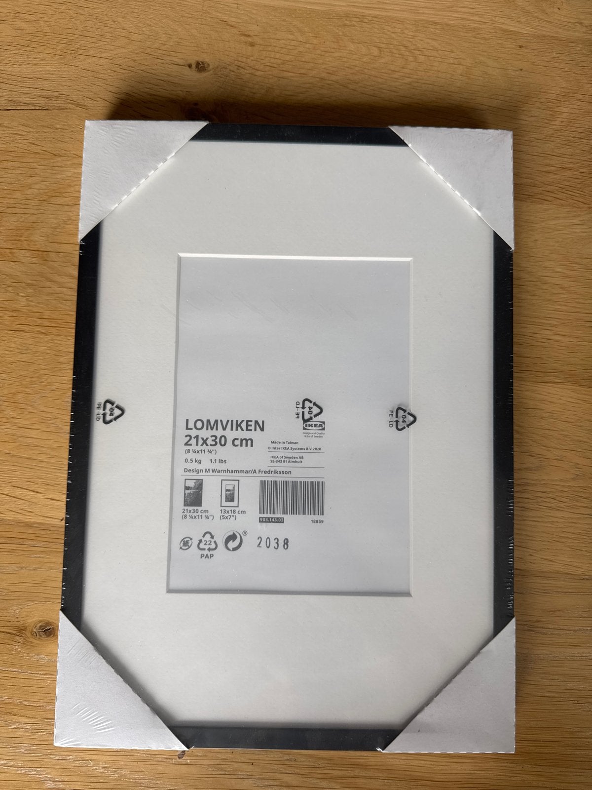 IKEA LOMVIKEN Fotolijst Zwart 21x30 cm - Nieuw, Nieuw, Ophalen of Verzenden, Fotolijst, Hout