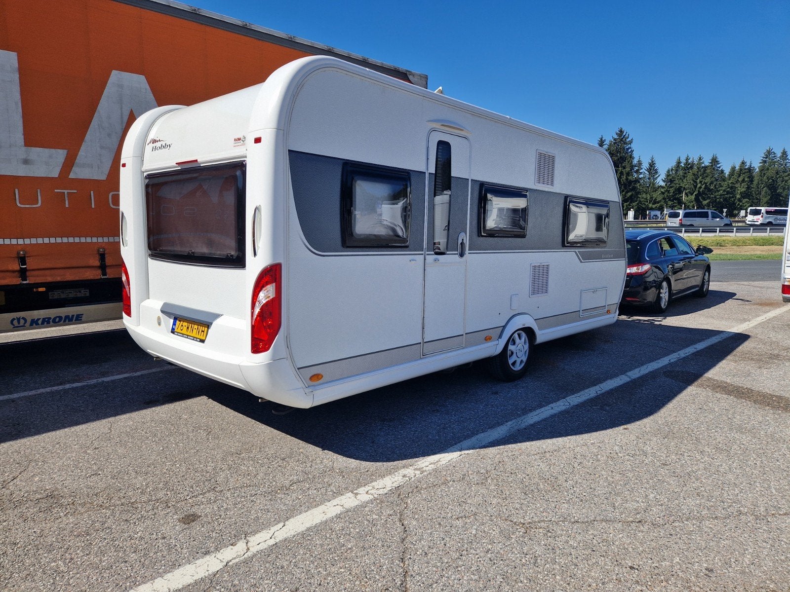 Hobby 495 UL Excellent 2016 met voortent en airco, 2 aparte bedden, Fietsenrek, Rondzit, Hobby