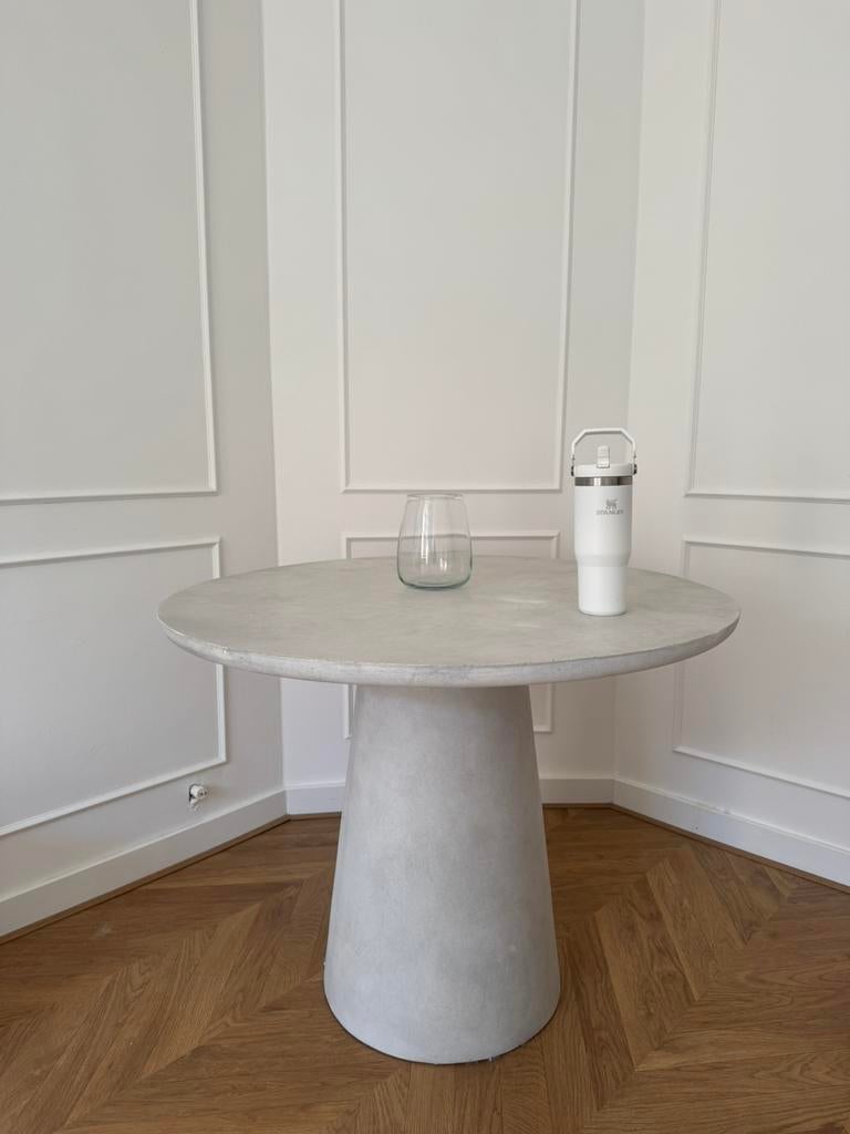 Eettafel betonlook (binnen/buiten), Ophalen, Zo goed als nieuw, Rond, 100 tot 150 cm