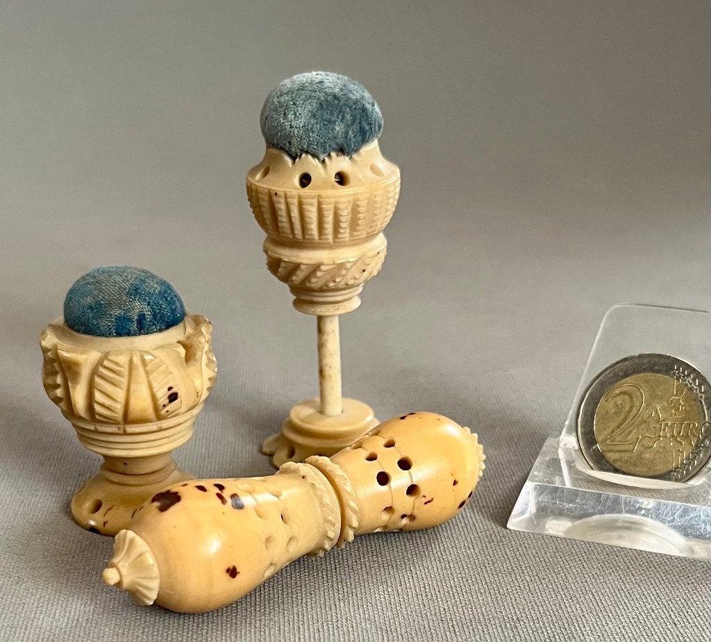 2 Antieke speldenkussens + Naaldenkoker, Tiguanoot-'Ivoor', Ophalen of Verzenden