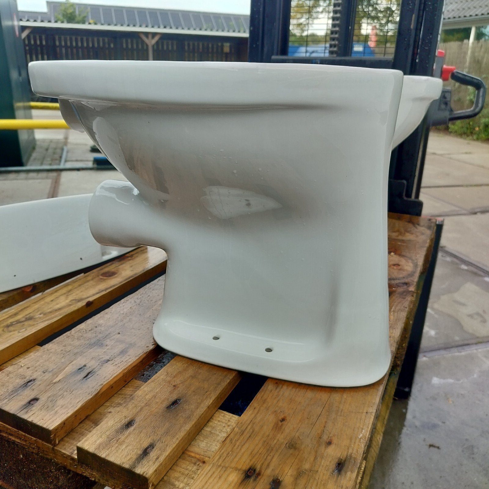 2x Plieger toiletpot met aansluitbuis en potschroeven, Ophalen, Gebruikt, Toilet