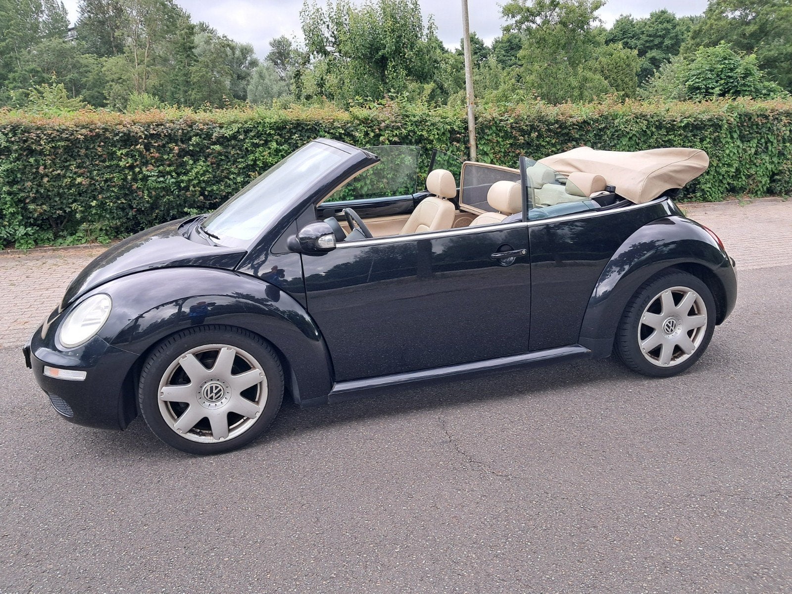 Volkswagen Beetle (Kever) 1.6 Cabriolet 75KW 2006 Zwart, 4 cilinders, Cabriolet, 4 stoelen, Zwart