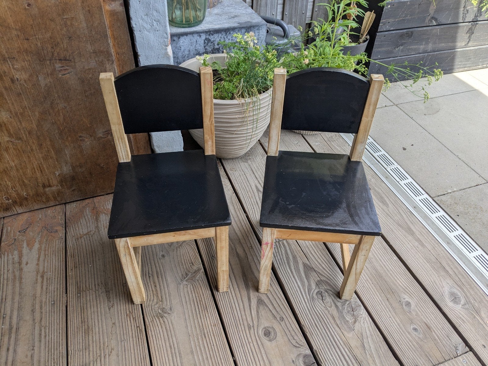 Set van 2 kinderstoeltjes, zwart en hout, Kinderen en Baby's, Kinderkamer | Tafels en Stoelen, Ophalen, Gebruikt, Stoel(en)