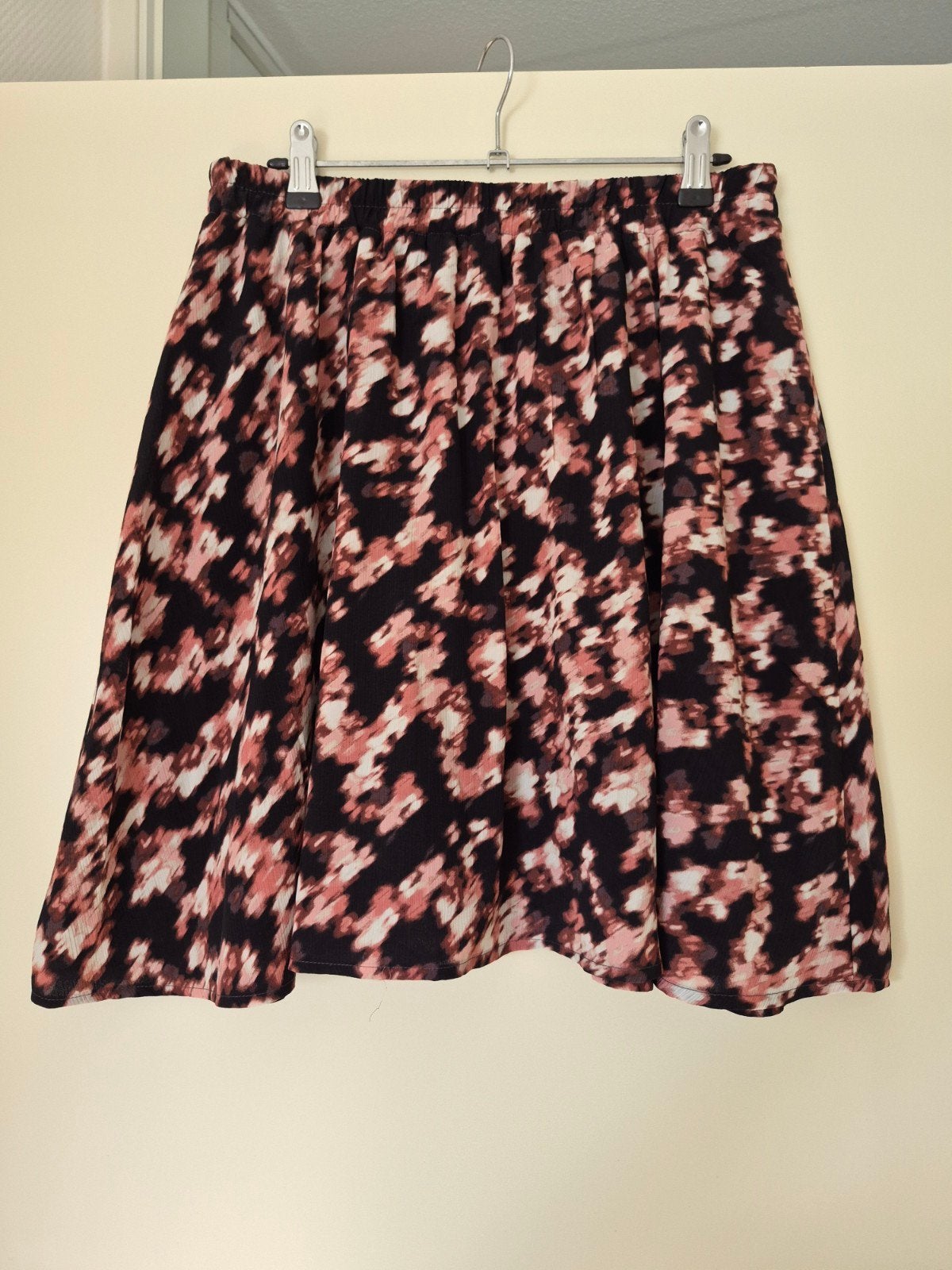 Zwart roze A lijn rok. Maat M. Nieuw!, Kleding | Dames, Rokken, Maat 38/40 (M), Zwart, Nieuw, Ophalen of Verzenden