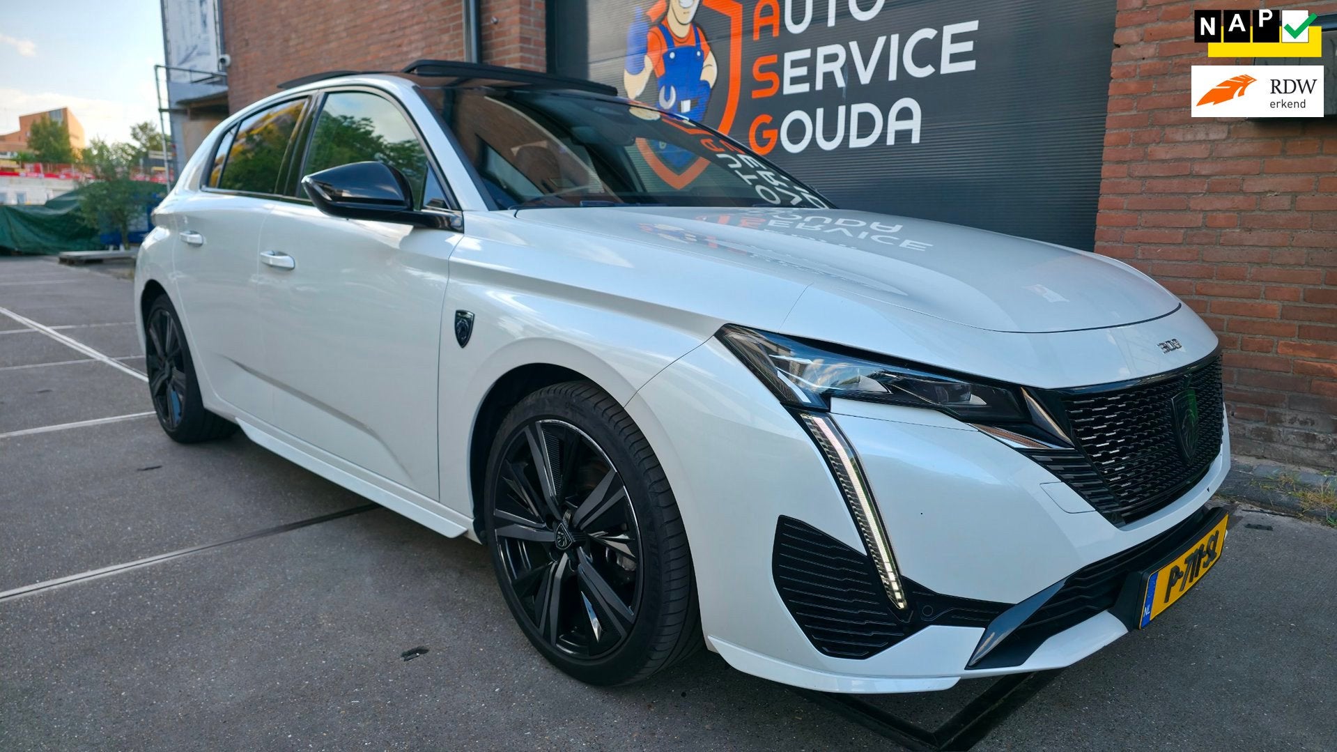 Peugeot 308 1.2 PureTech GT Pack Business l Massage l Pano l, Gebruikt, 1199 cc, Wit, 3 cilinders