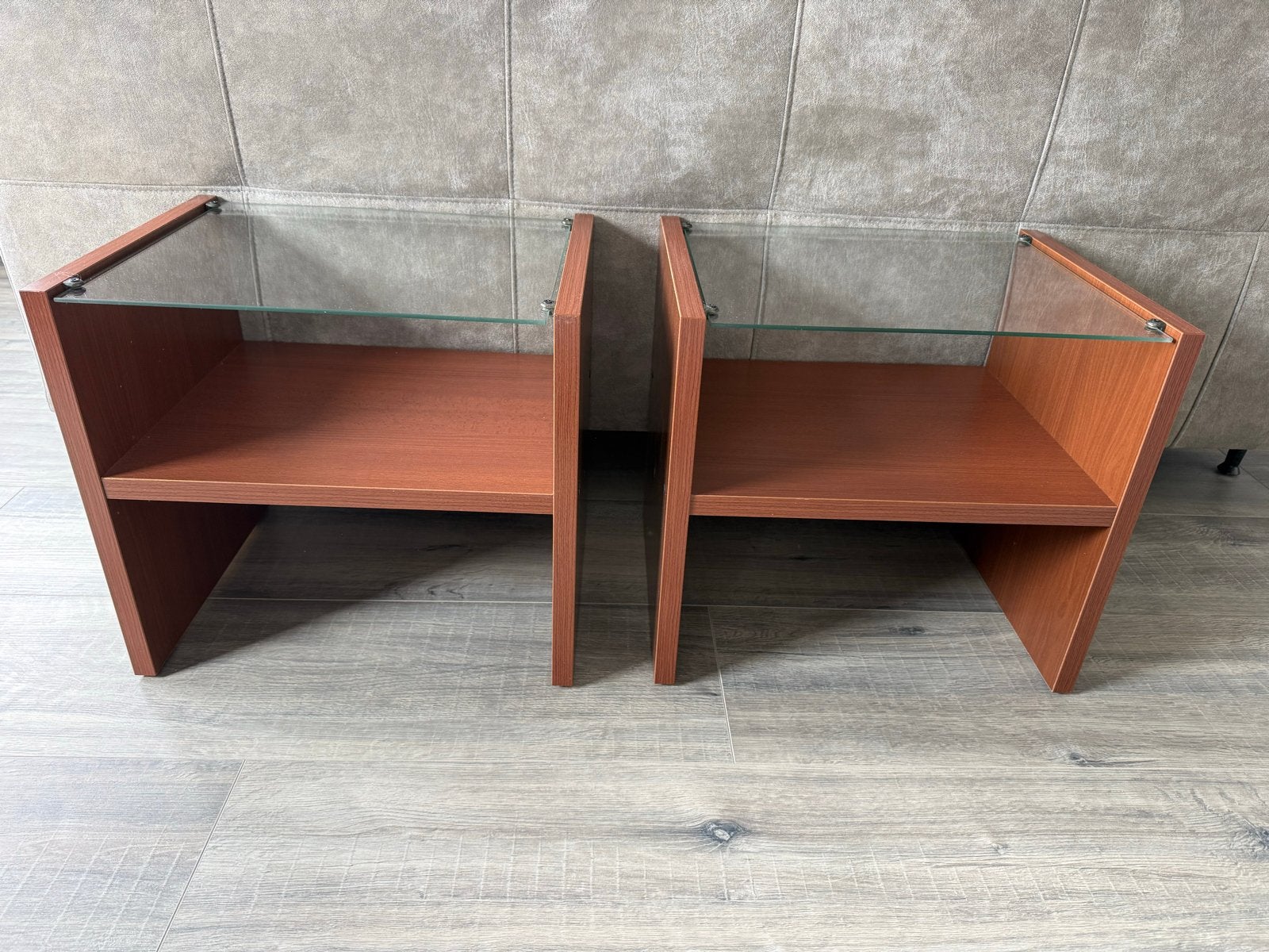 2 mooie Nachtkastjes Kersen, glazen plank - 45x34x40 cm, Ophalen, Gebruikt, Minder dan 45 cm, Glas