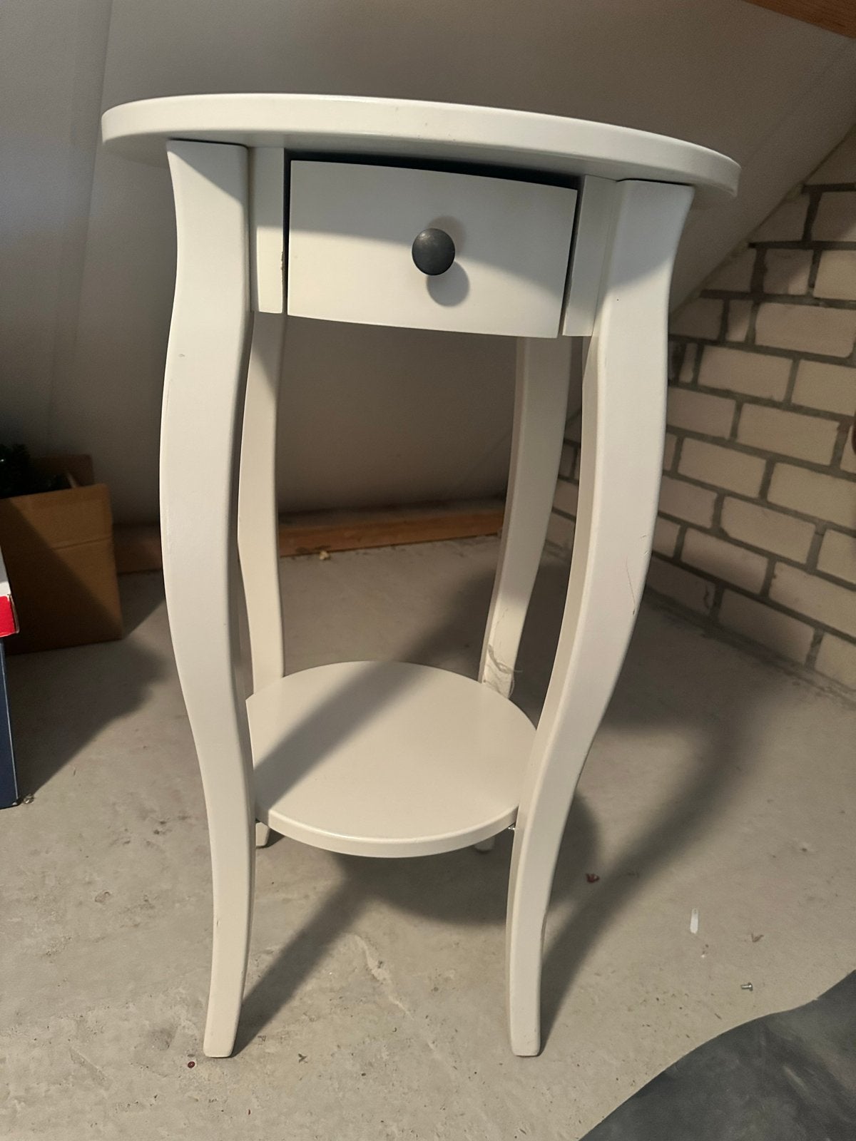 Elegant wit bijzettafeltje met lade en plank, Ophalen, Nieuw, 45 tot 65 cm, 70 cm of meer