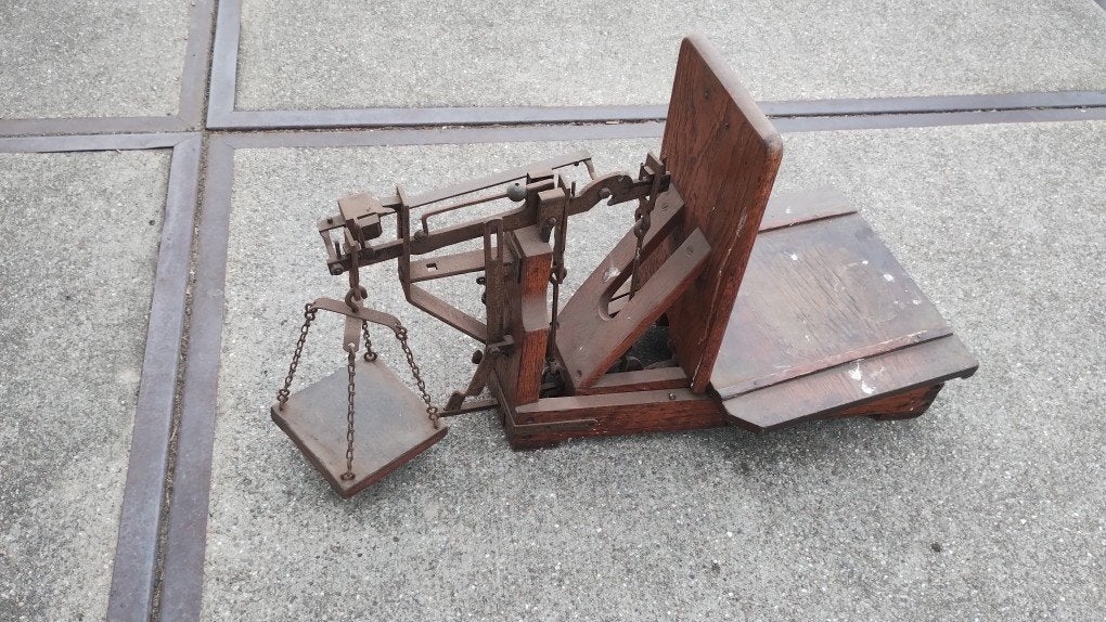 Bascule (antieke weegschaal), Ophalen