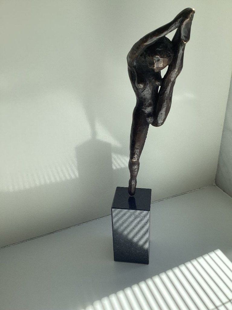 bronzen beeld naakte vrouw met gestrekt been, Verzamelen, Beelden en Beeldjes, Ophalen of Verzenden, Zo goed als nieuw, Mens