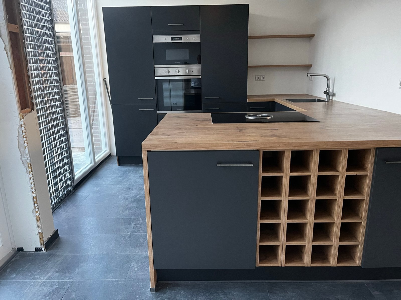 Moderne U-keuken met eiland en inbouwapparatuur, Ophalen, U-keuken, Zo goed als nieuw, Hout