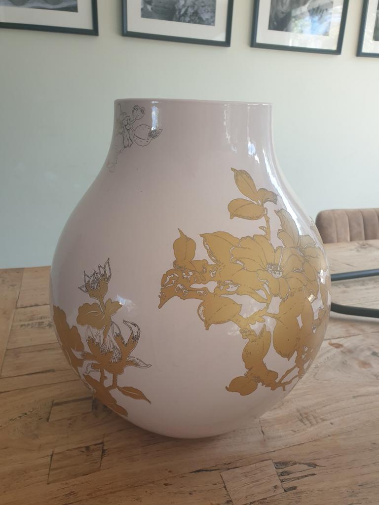 Grote Roze Vaas met Gouden Bloemmotief Ikea Hella Jongerius, Huis en Inrichting, Woonaccessoires | Vazen, Zo goed als nieuw, Overige kleuren
