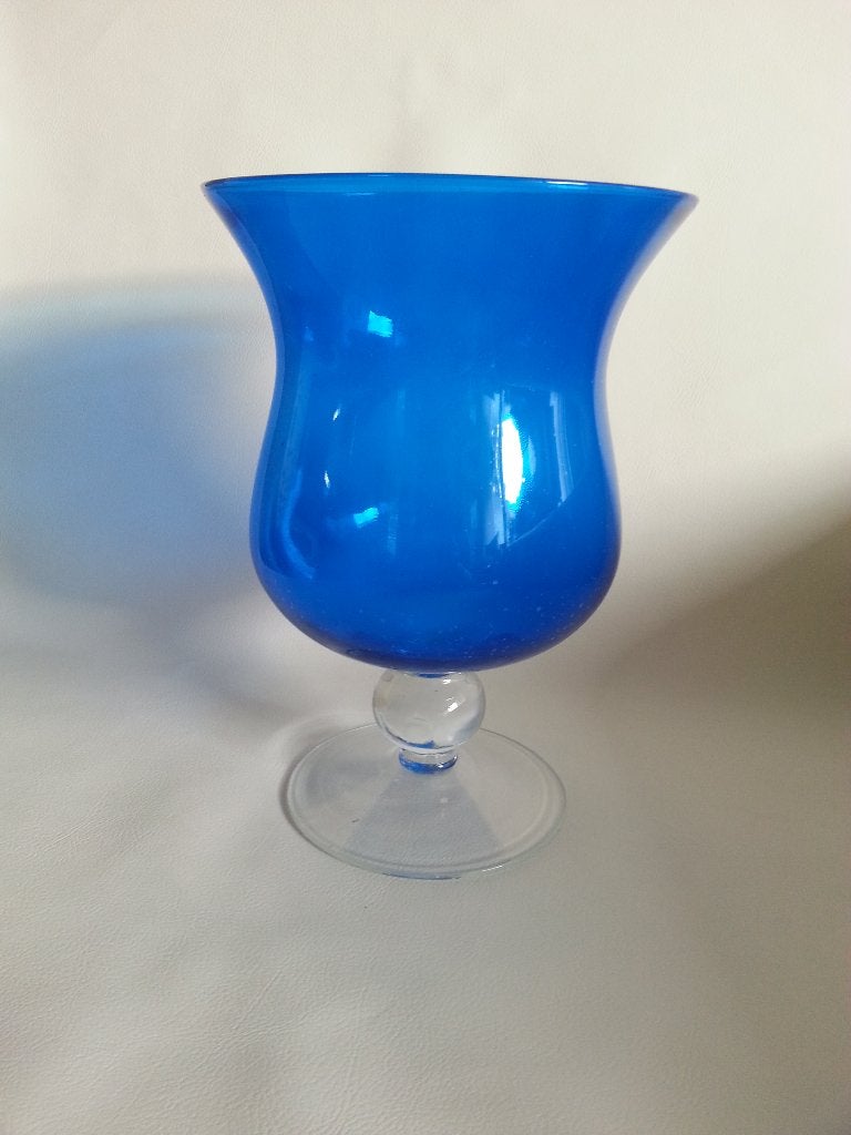 Zeer mooie grote glazen vaas op voet, Huis en Inrichting, Woonaccessoires | Vazen, Ophalen, Op voet, Blauw, Glas