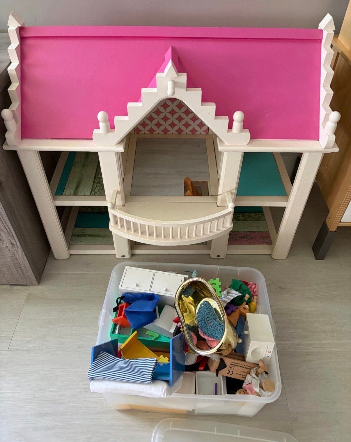 Houten poppenhuis met meubels en poppen, Ophalen, Gebruikt, Overige typen