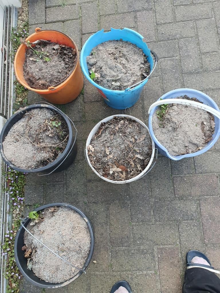 Dacht metselzand was 6 emmers vol, Ophalen