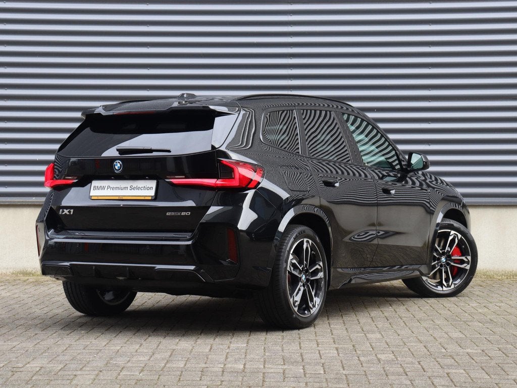 BMW iX1 eDrive20 | M Sportpakket Pro | Panodak | Head-Up | T, Auto's, BMW, 514 km, Met garantie (alle), Zwart, 204 pk