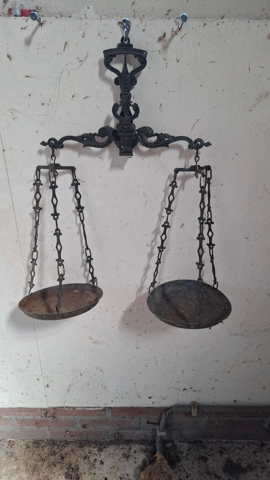 Antieke hangweegschaal met schalen, Ophalen of Verzenden, Gebruikt, Hangweegschaal, Minder dan 50 kg
