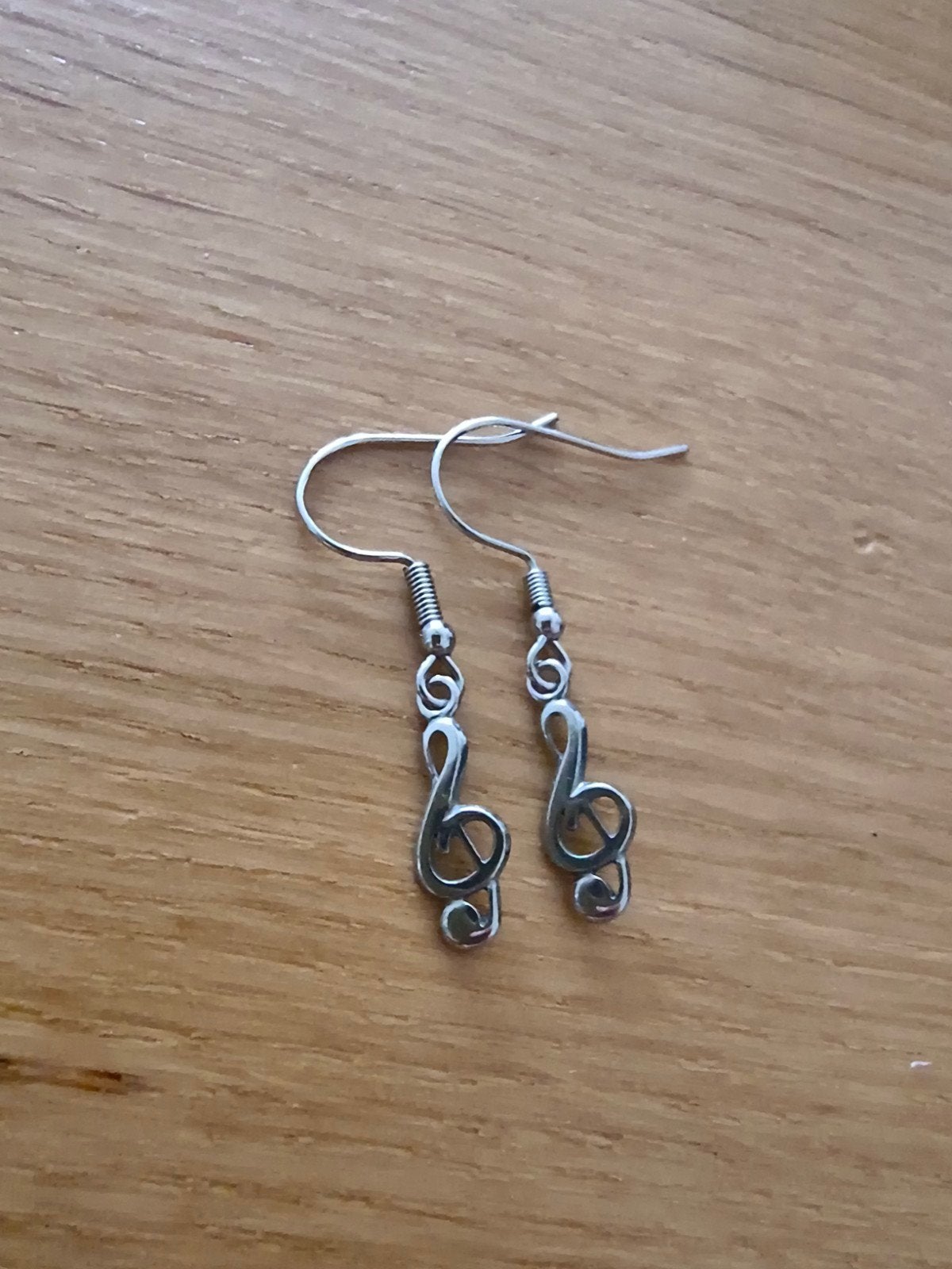 Ongebruikte zilverkleurige oorbellen met muzieksleutel, Sieraden, Tassen en Uiterlijk, Overige materialen, Hangers, Nieuw, Ophalen of Verzenden