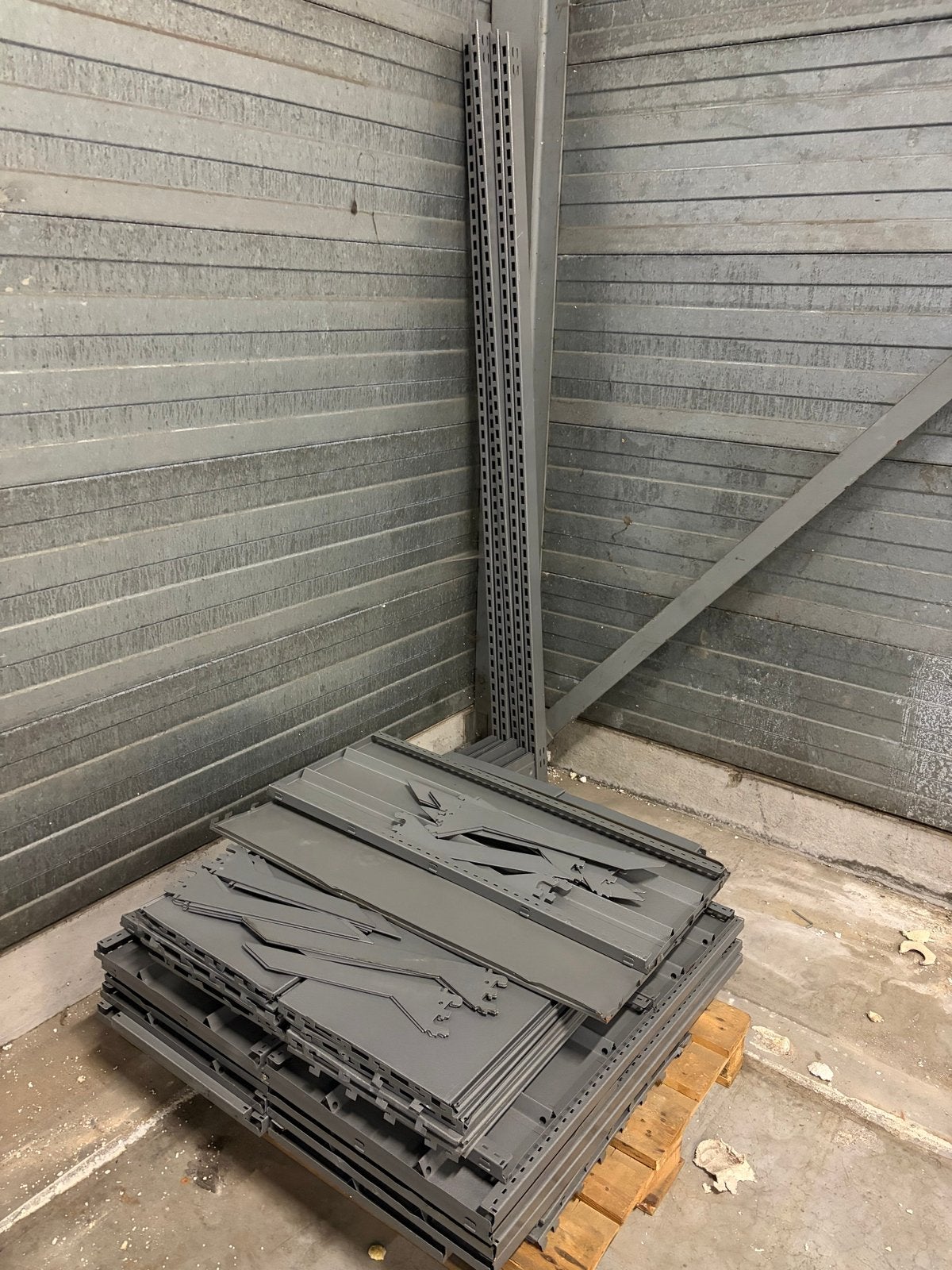 Metalen winkelstelling van 4mtr en ruim 2mtr hoog, antraciet, Ophalen
