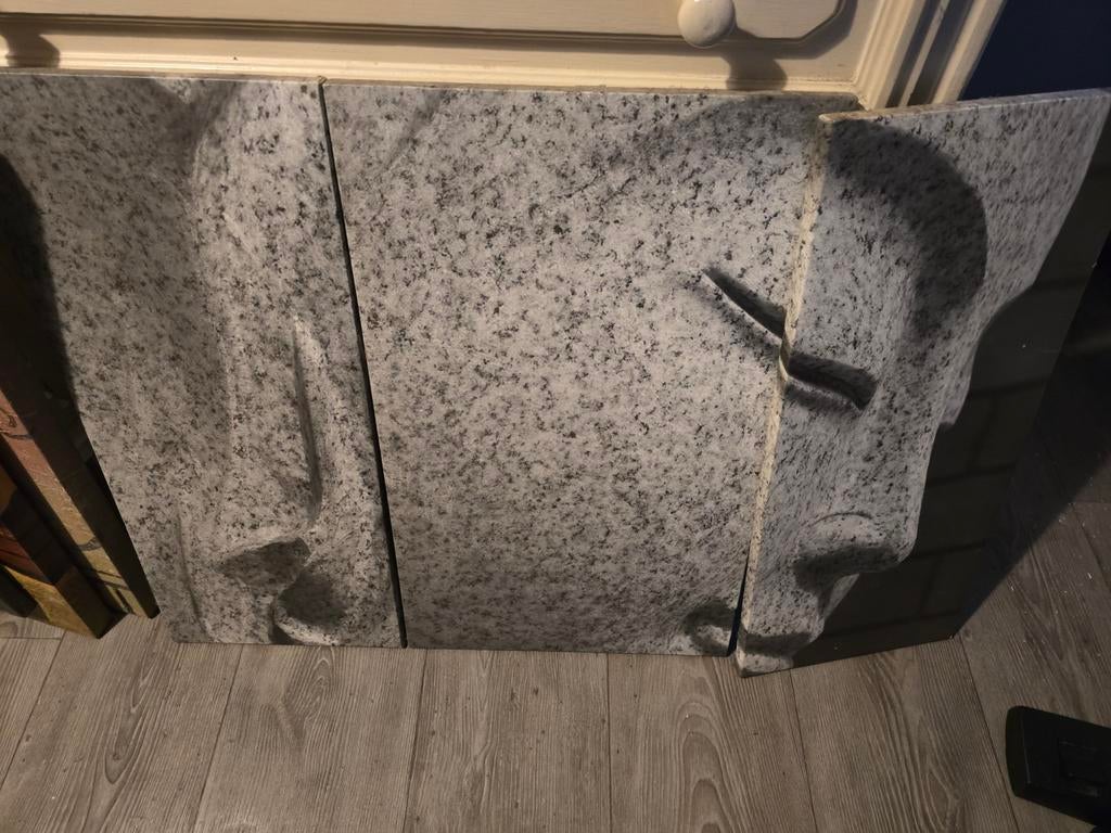 Grijze granieten sculptuur van een gezicht, Ophalen, Schilderij, Minder dan 50 cm