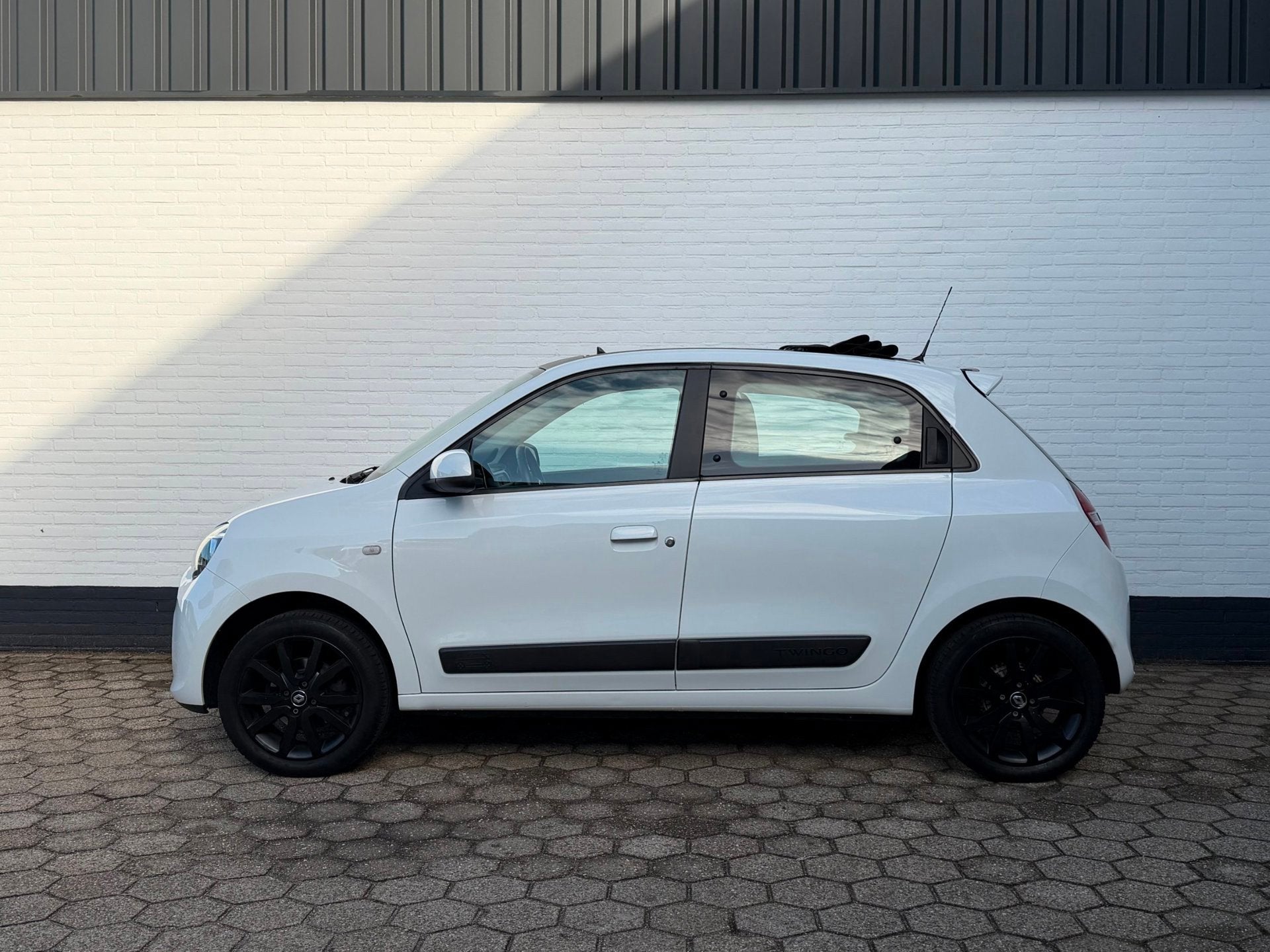 Renault TWINGO 1.0SCe Serie Signature VIVA SCHUIFDAK l CRUIS, Auto's, 839 kg, Gebruikt, 4 stoelen, Wit