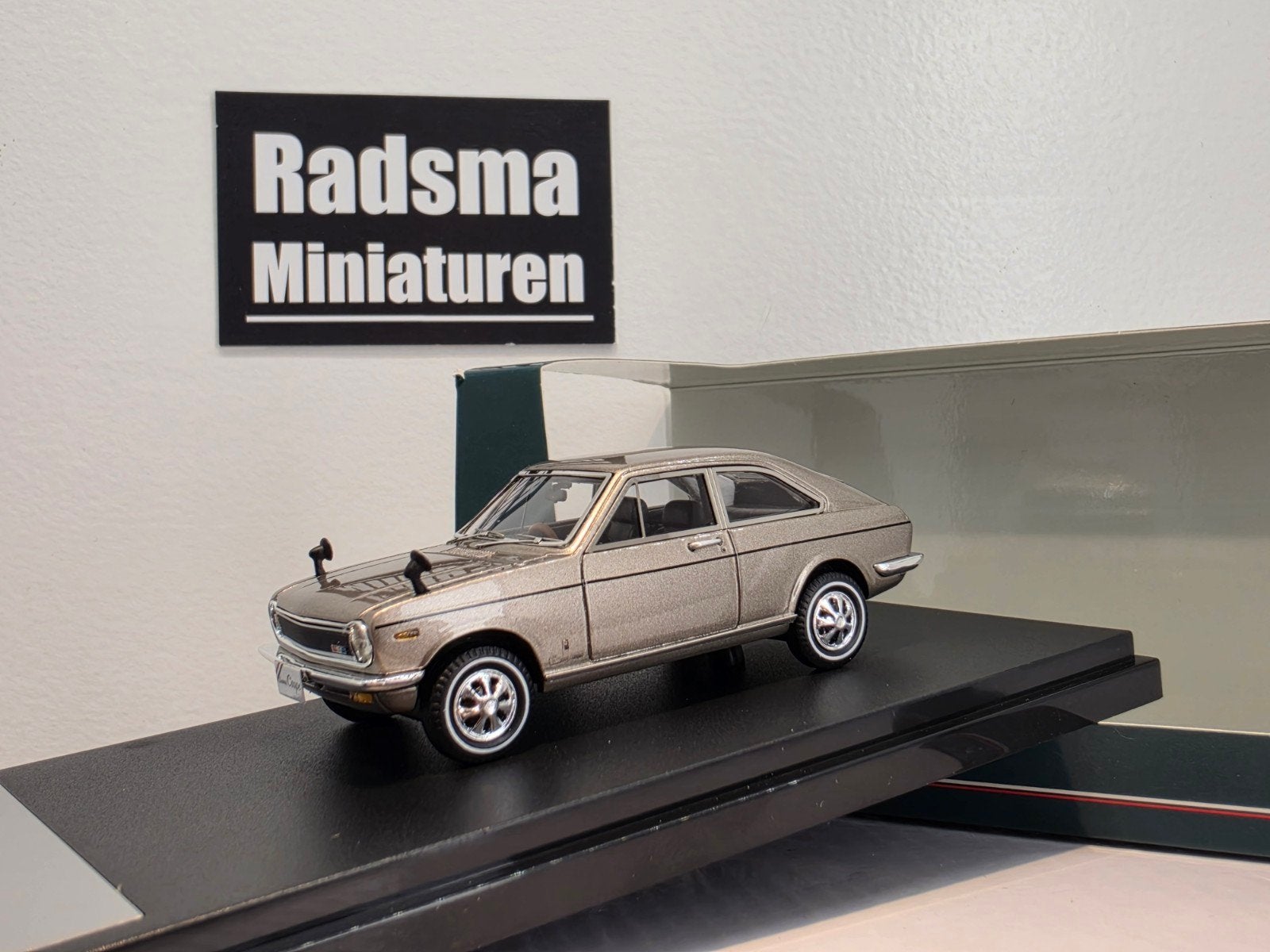 Nissan Sunny Coupe GL 1969 - 1:43 Hi-Story Oldies, Hobby en Vrije tijd, Overige merken, Auto, Ophalen of Verzenden, Zo goed als nieuw