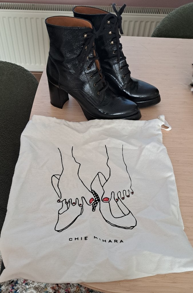 Chie Mihara veterlaarsjes, Zwart, Ophalen of Verzenden, Zo goed als nieuw, Schoenen met hoge hakken