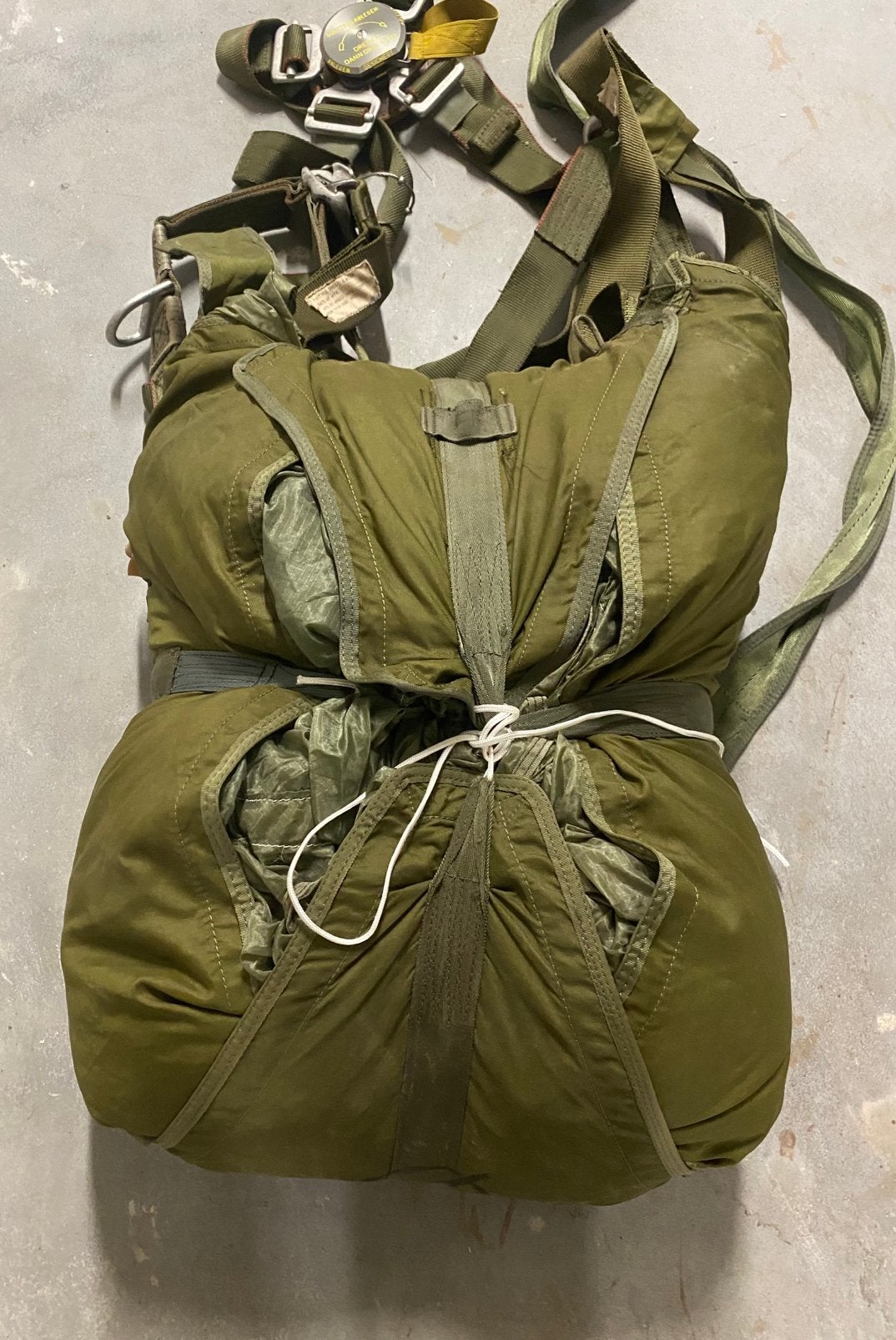 Duitse T10 Parachute met harnas - 1974, Verzamelen, Militaria | Algemeen, Ophalen of Verzenden, Landmacht, Duitsland, Overige typen