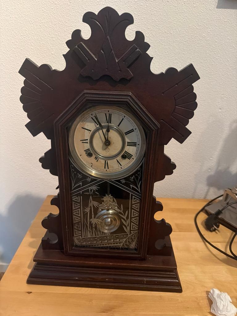 Antieke houten tafelklok met slinger, Ophalen