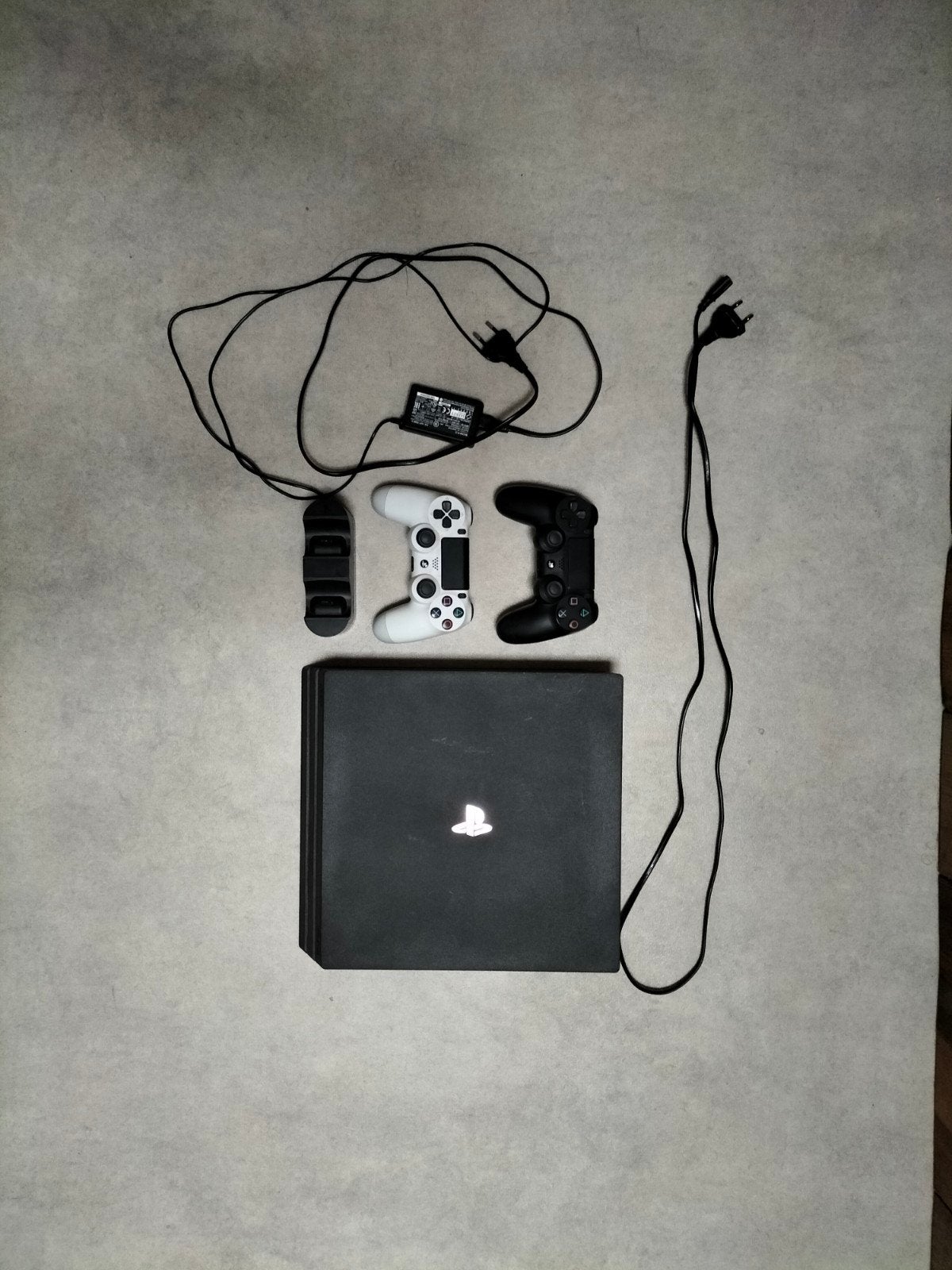 Ps4 pro 1tb + 2 controllers+ laadstation, Spelcomputers en Games, Spelcomputers | Sony PlayStation 4, Ophalen, Met 2 controllers