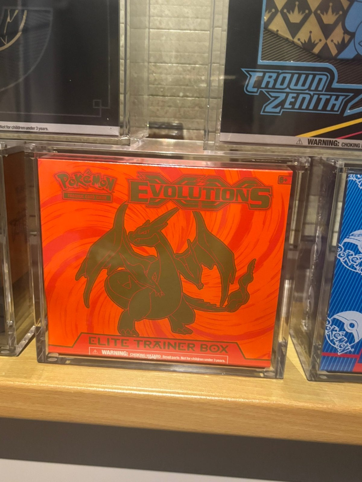 Evolutions ETB (Charizard) met Acryl, Hobby en Vrije tijd, Verzamelkaartspellen | Pokémon, Ophalen of Verzenden, Zo goed als nieuw