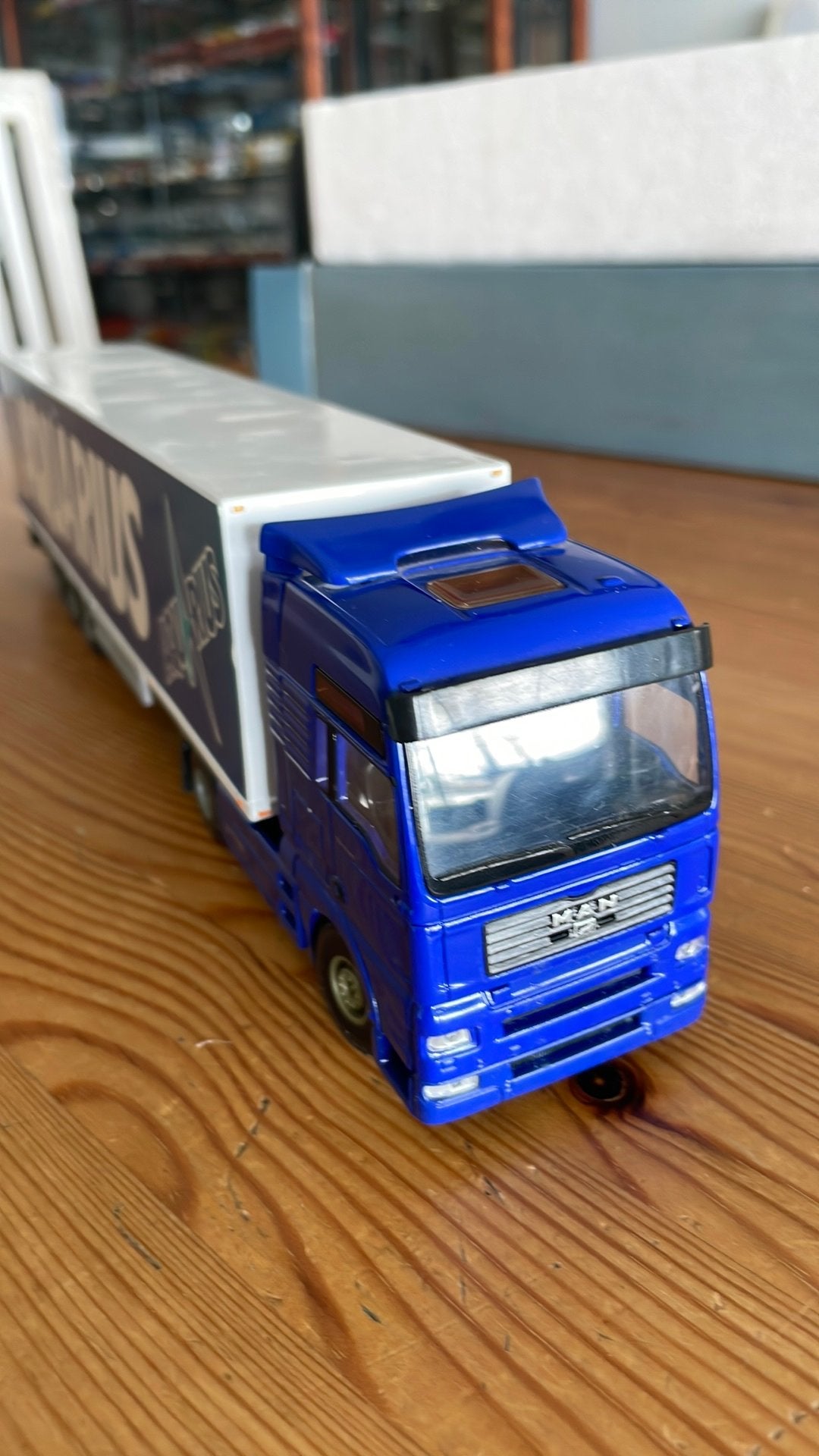 MAN TGA 18 480 truck met oplegger “Aquarius “, Hobby en Vrije tijd, Modelauto's | 1:50, Ophalen of Verzenden, Nieuw, Bus of Vrachtwagen