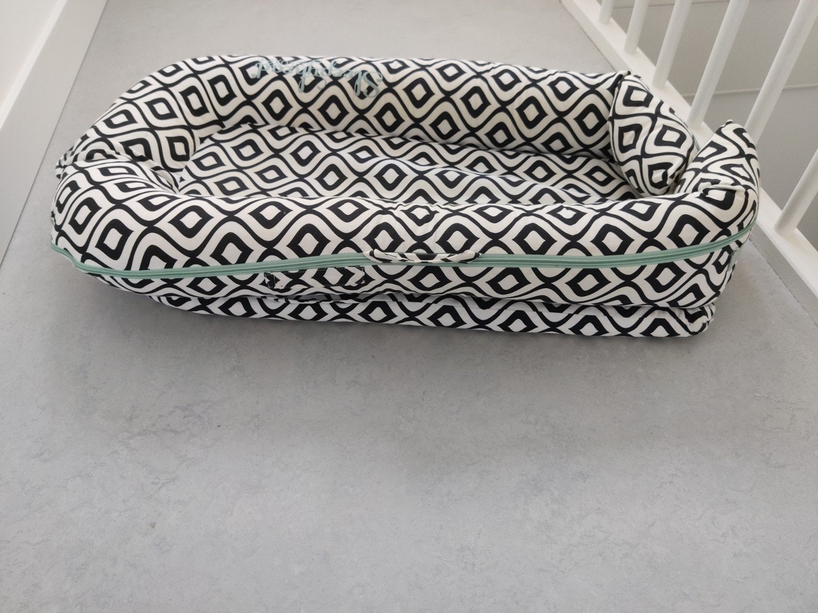 Sleepyhead Deluxe babynestje - zwart/wit patroon, Kinderen en Baby's, Ophalen of Verzenden