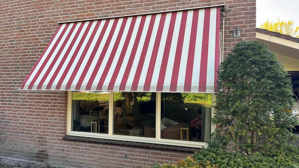 Zonnescherm uitval rood wit met slinger, Tuin en Terras, Zonneschermen, 150 tot 300 cm, Ophalen, 250 cm tot 450 cm, Knikarmscherm