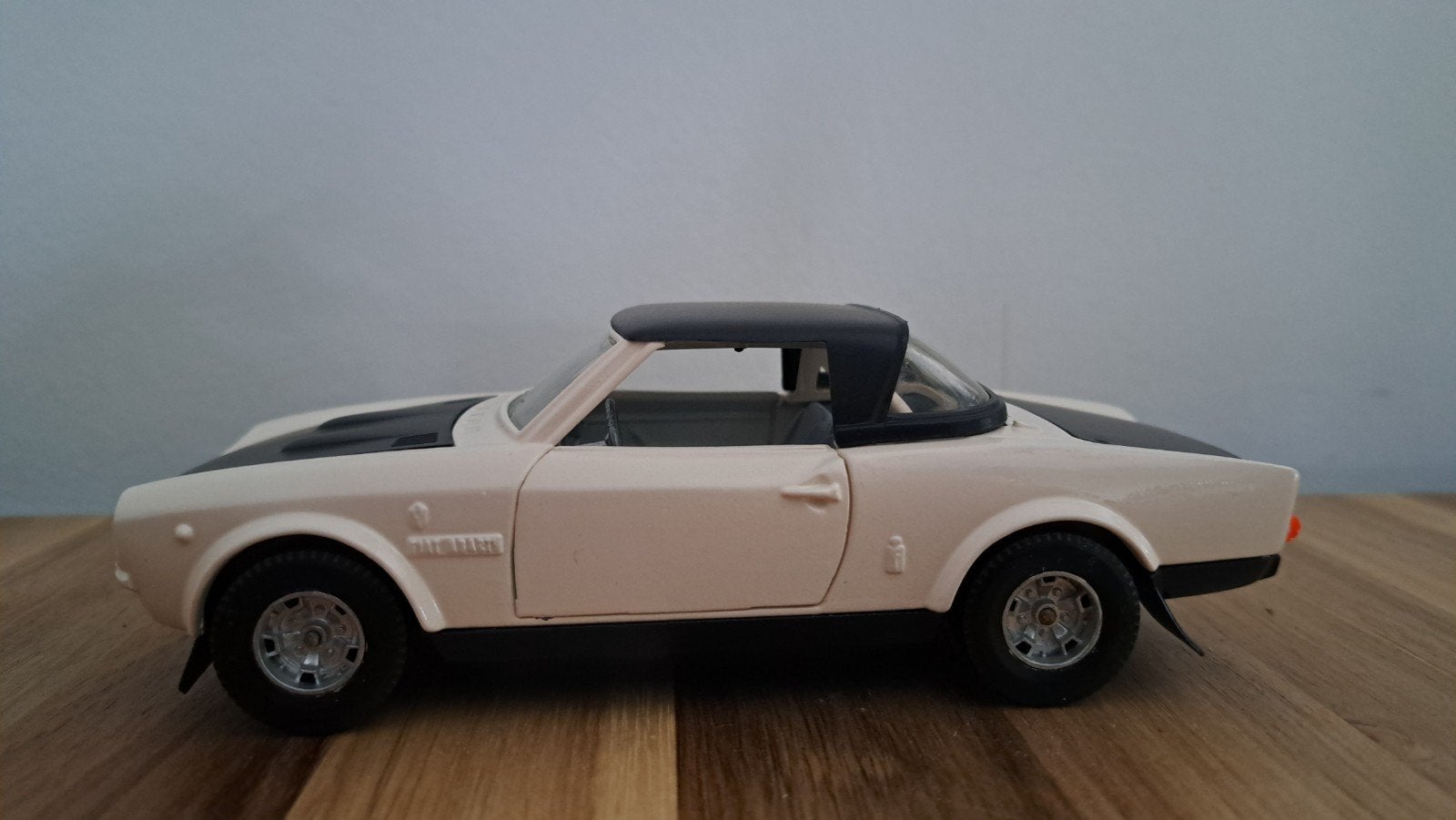 Fiat-Abarth 124 spider. Bburago. 1:24, Ophalen of Verzenden, Bburago