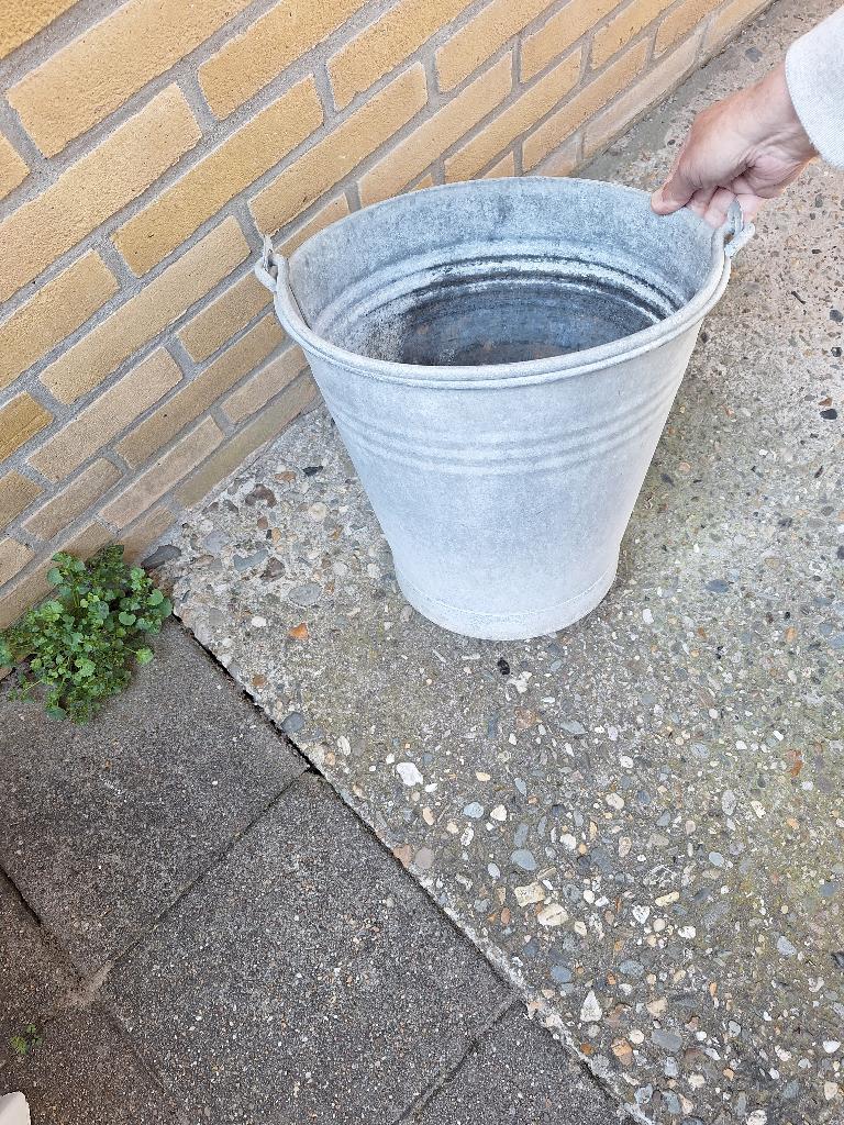 oude zinken emmer, Ophalen