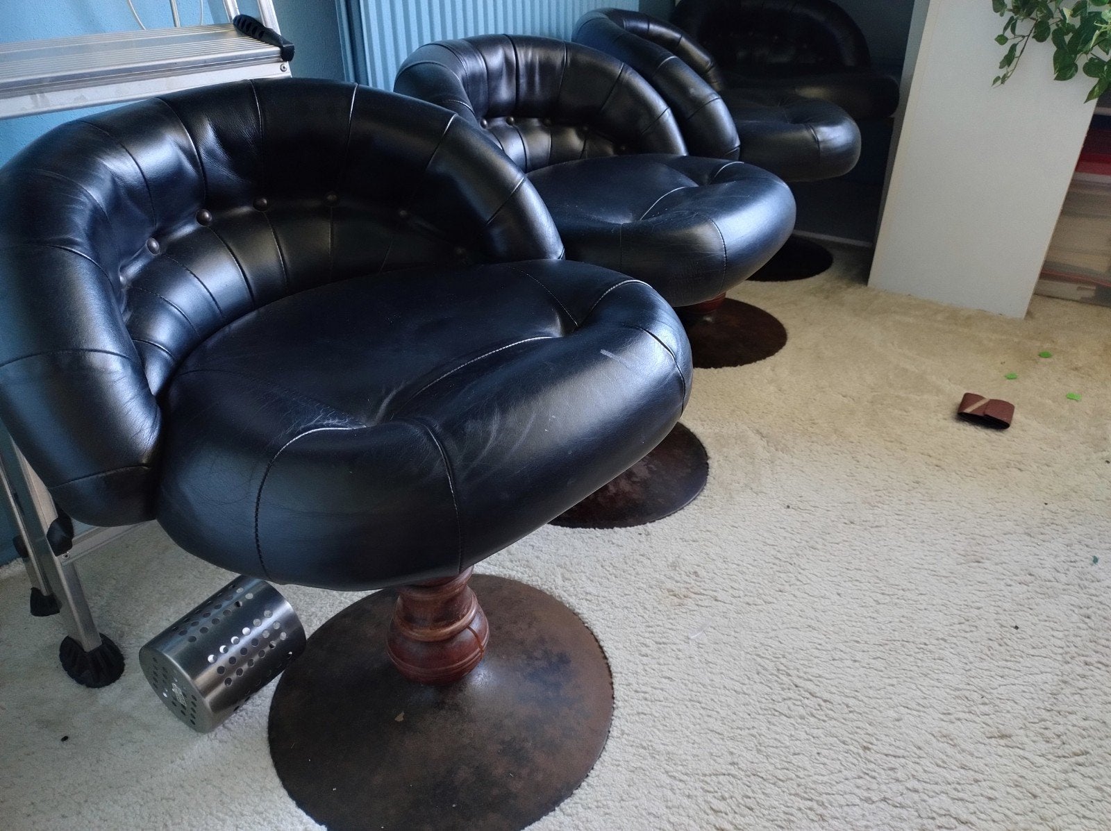 4lederen lage draai stoelen . Een draait minder goed., Ophalen, Gebruikt