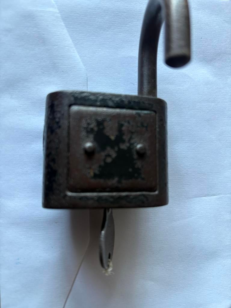 Antiek hangslot met sleutel - Decoratief en robuust, Ophalen of Verzenden