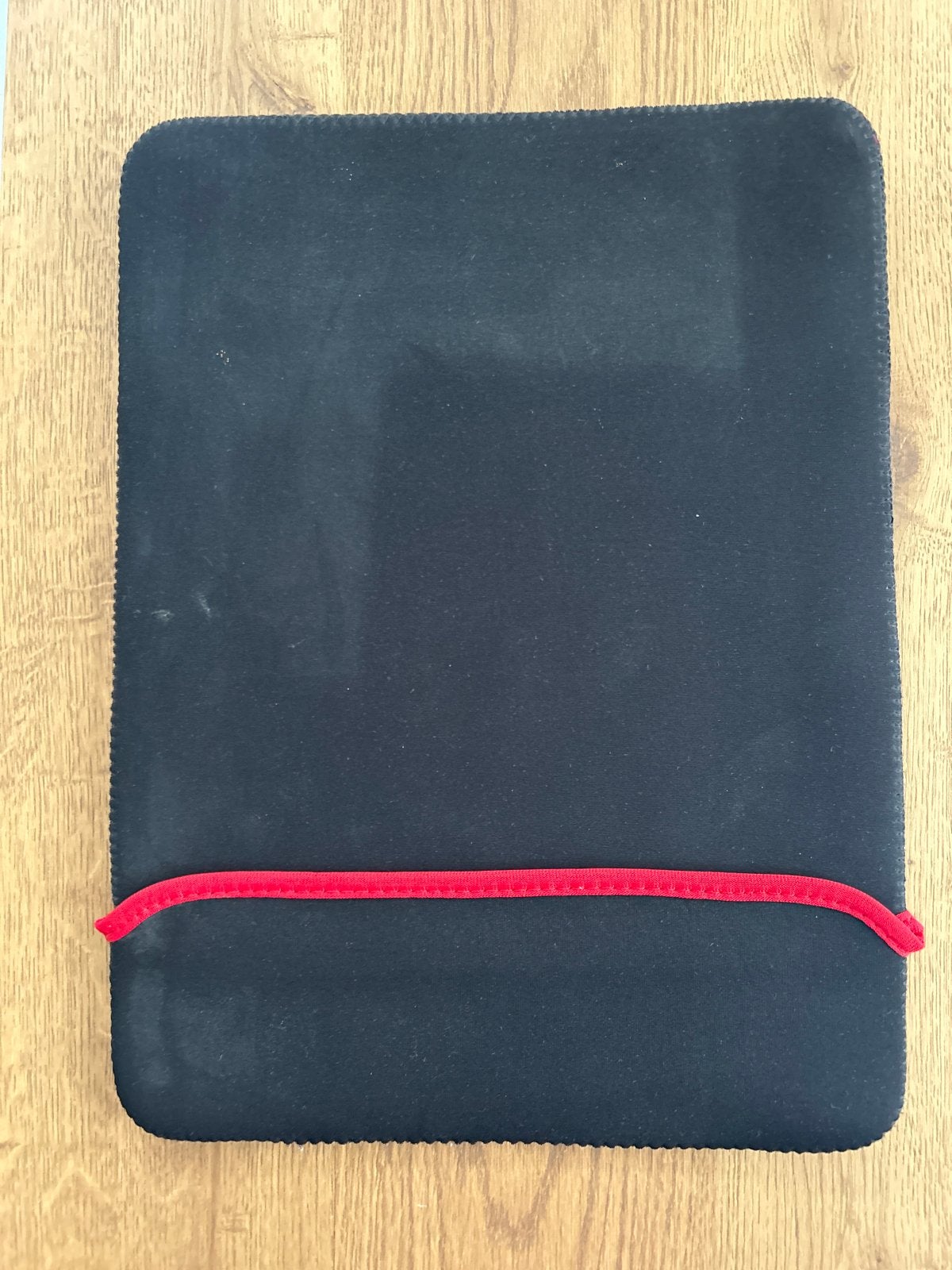 Zwarte laptophoes met rode accenten (30x39 cm), Computers en Software, Ophalen of Verzenden, 15 inch, Zo goed als nieuw