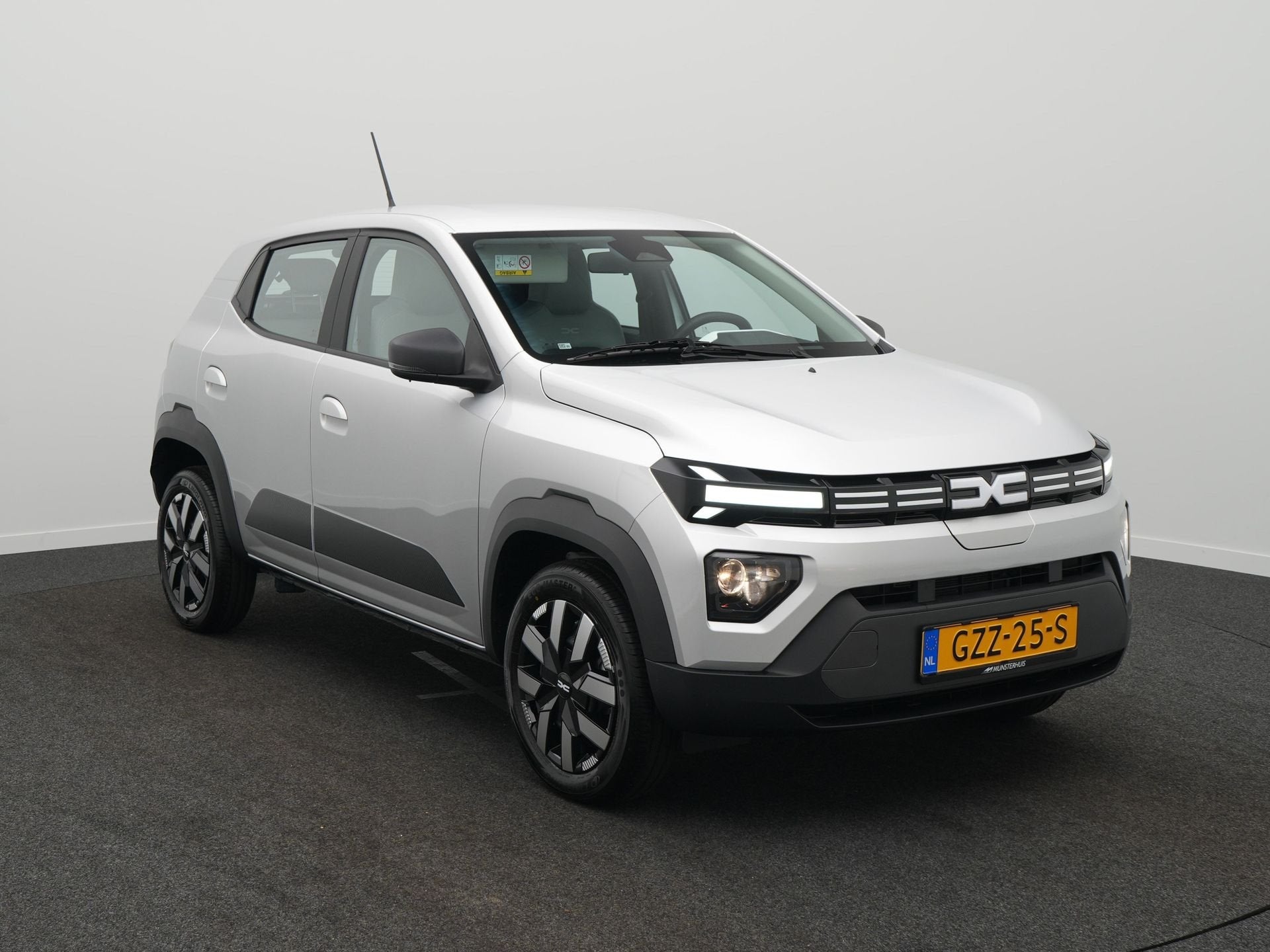 Dacia Spring Expression 65 - 27 kWh - RIJKLAARPRIJS - DEMO -, Auto's, Dacia, 12 maanden, Stof, Gebruikt, Zwart